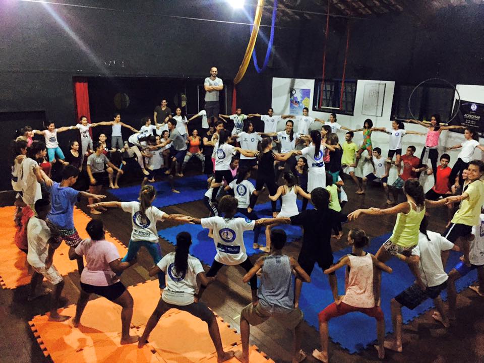 Rasa recebe espetáculo de circo de projeto social