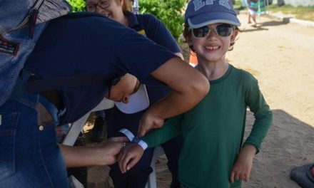 Crianças ganham identificação com pulseiras na Praia de Geribá