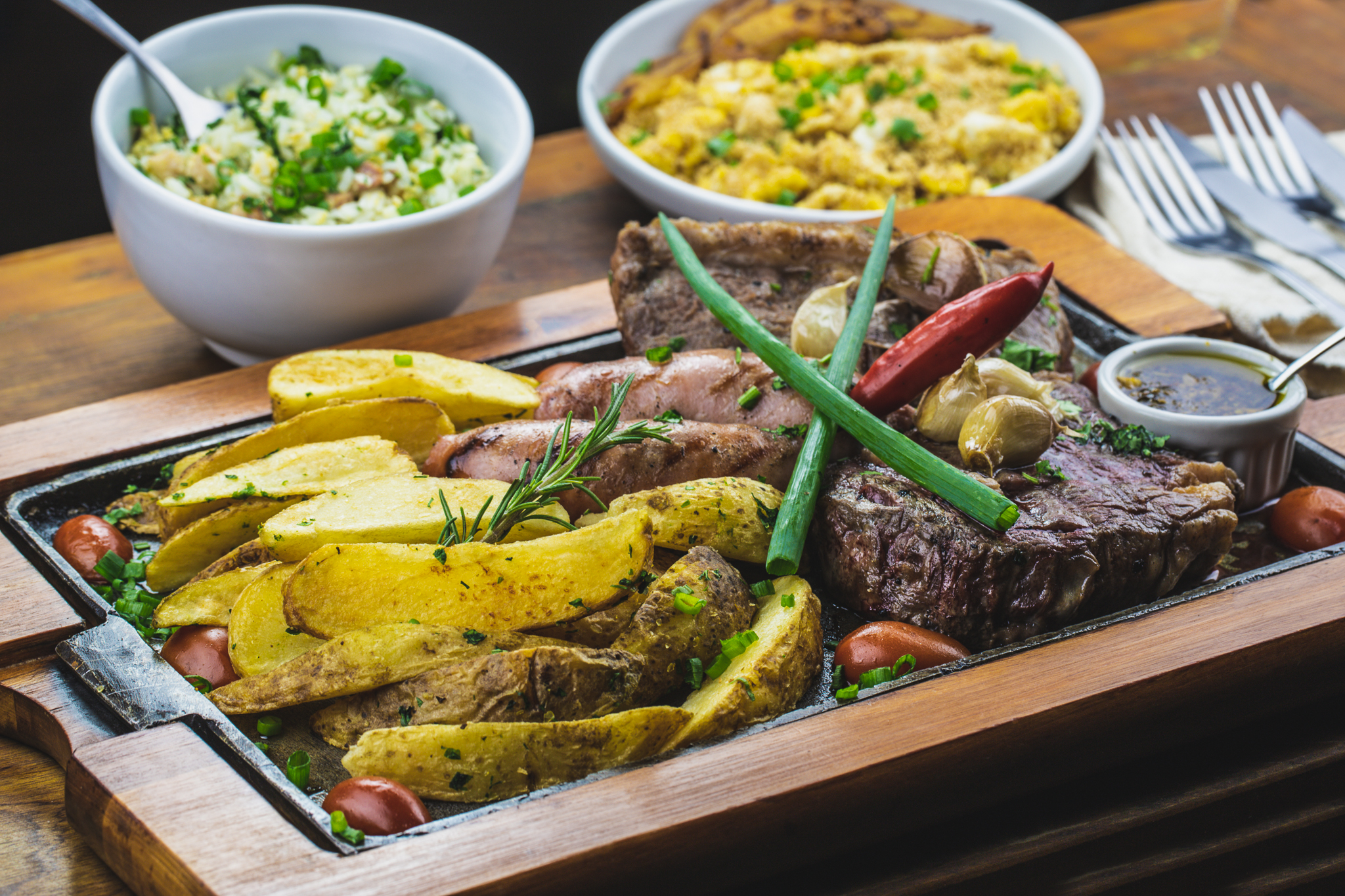 Combinado CASABLANCA - Bife ancho e chorizo, 02 linguiças de pernil acompanha batatas rústicas. Guarnição a escolher de arroz maluco e farofa de ovos com banana (1)