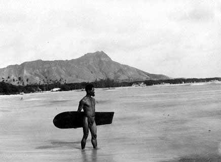 Berço do surfe, Santos usa o esporte para transformar vida de